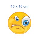 Skeptisch mit einem Auge guckend – Wetterfester Smile Aufkleber (10 x 10 cm)